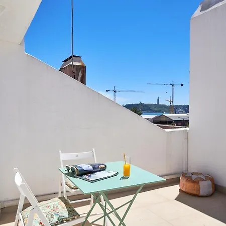 Sunny With Terrace.river View! شقة *