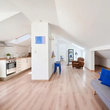 Sunny With Terrace.river View! アパート