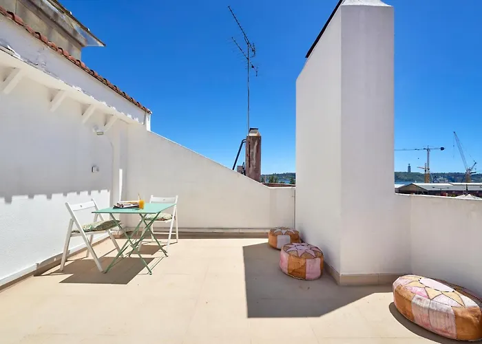 Sunny With Terrace.river View! Apartment